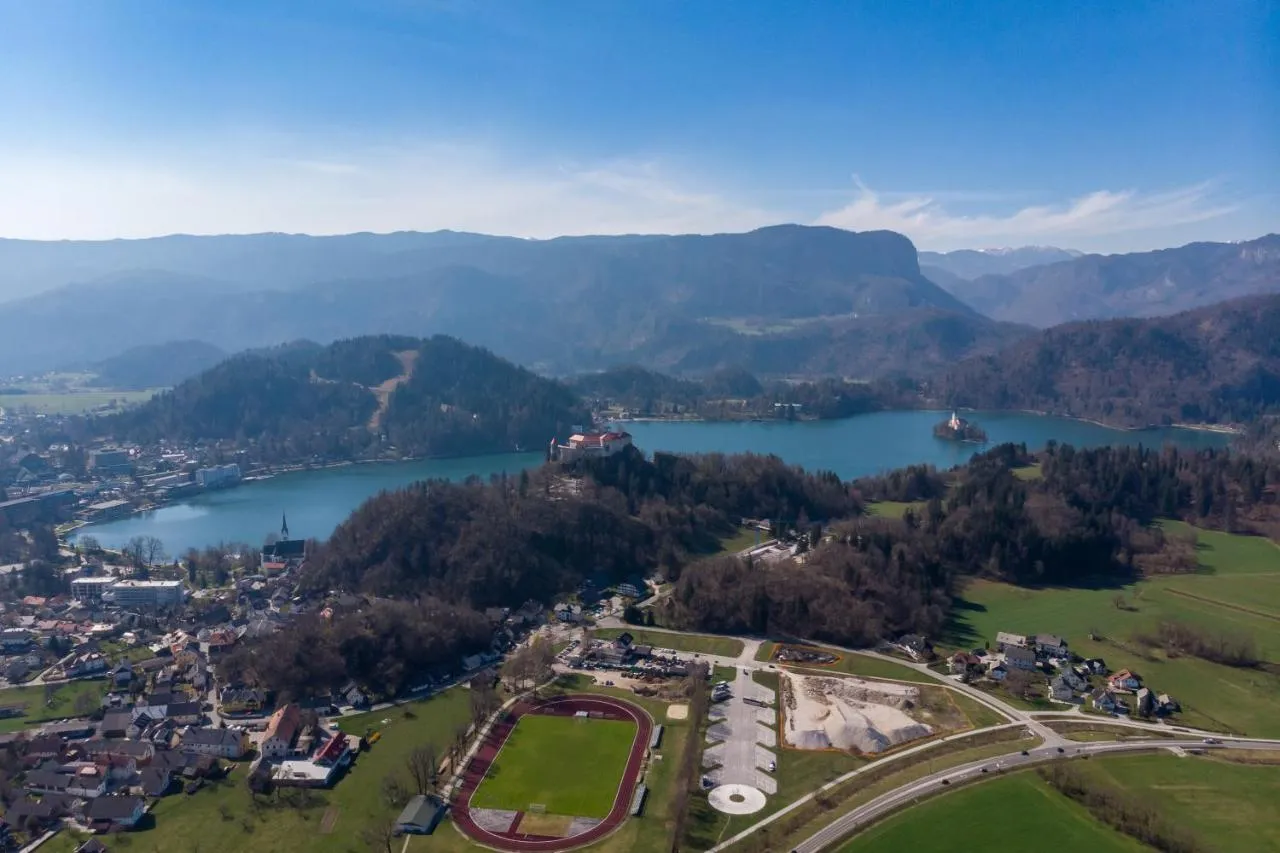 Blejsko jezero z otokom in gradom iz zraka